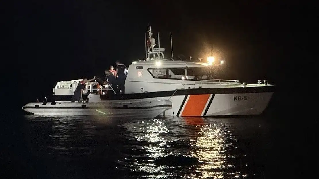Çanakkale'de 18 kaçak göçmen ile 1 insan kaçakçısı yakalandı