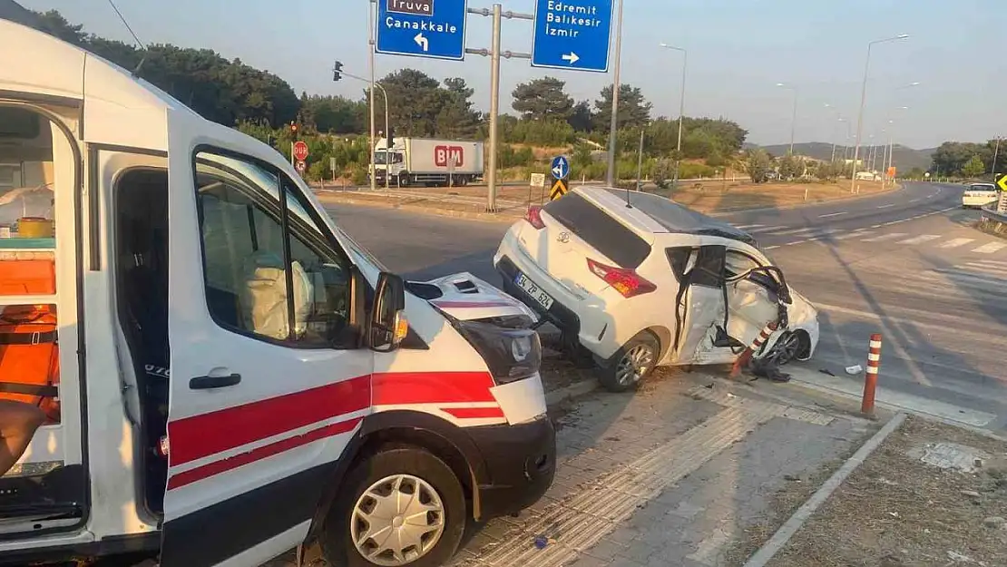 Çanakkale'de ambulans ile otomobil çarpıştı: 3 yaralı