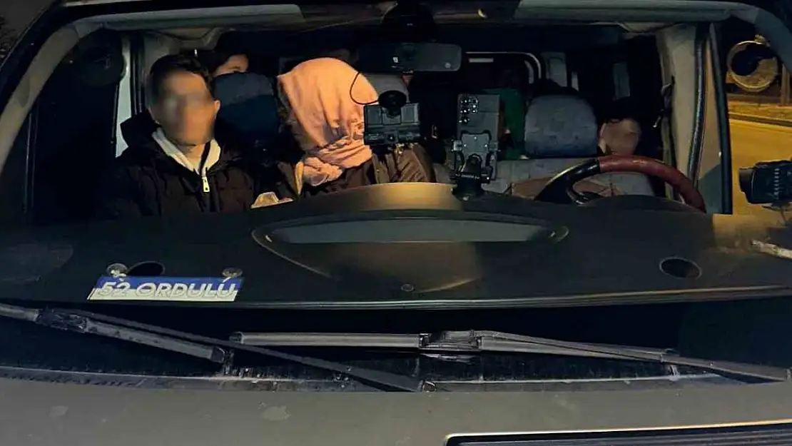 Çanakkale'de araç içinde 15 kaçak göçmen yakalandı, 1 göçmen kaçakçısı tutuklandı