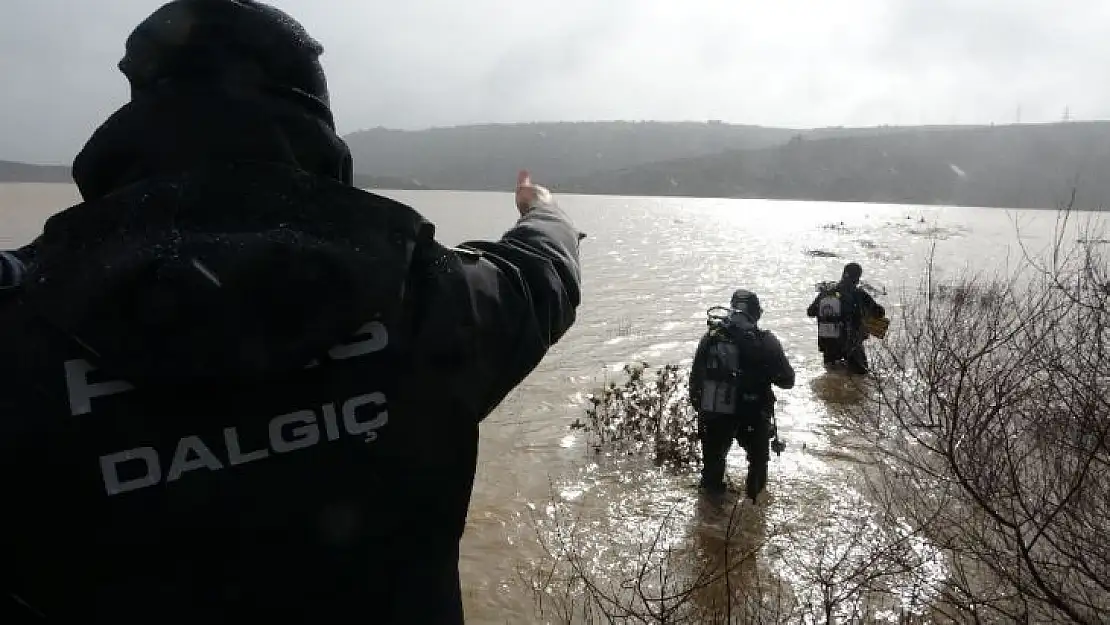 Çanakkale'de baraj sularına kapılan araç ve 2 kişinin arama çalışmaları devam ediyor