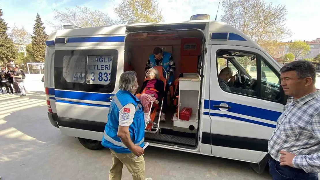 Çanakkale'de beyin kanaması geçiren hasta taşıma sedyeyle gelerek oy kullandı