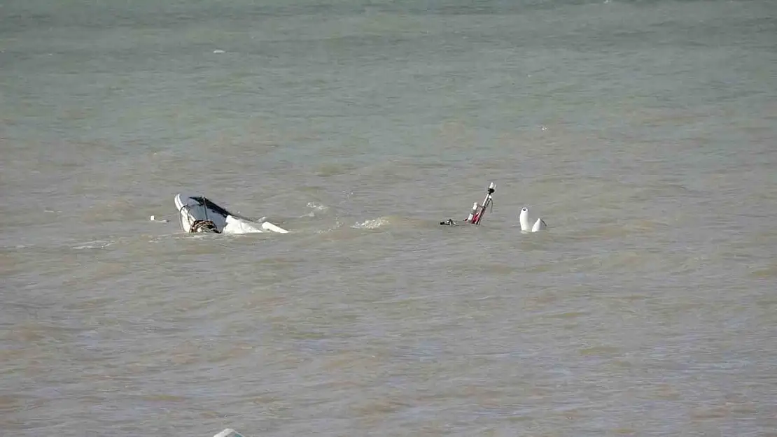 Çanakkale'de Dardanos sahilinde fırtına nedeniyle 3 tekne battı, iskele yıkıldı