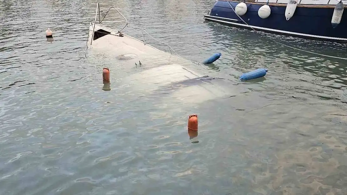 Çanakkale'de fırtınada bir tekne battı