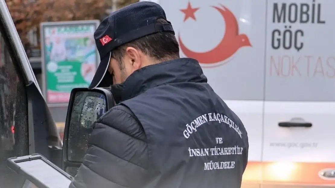 Çanakkale'de huzur uygulamalarında 185 kişi ile 383 düzensiz göçmen ve 35 göçmen kaçakçılığı organizatörü yakalandı