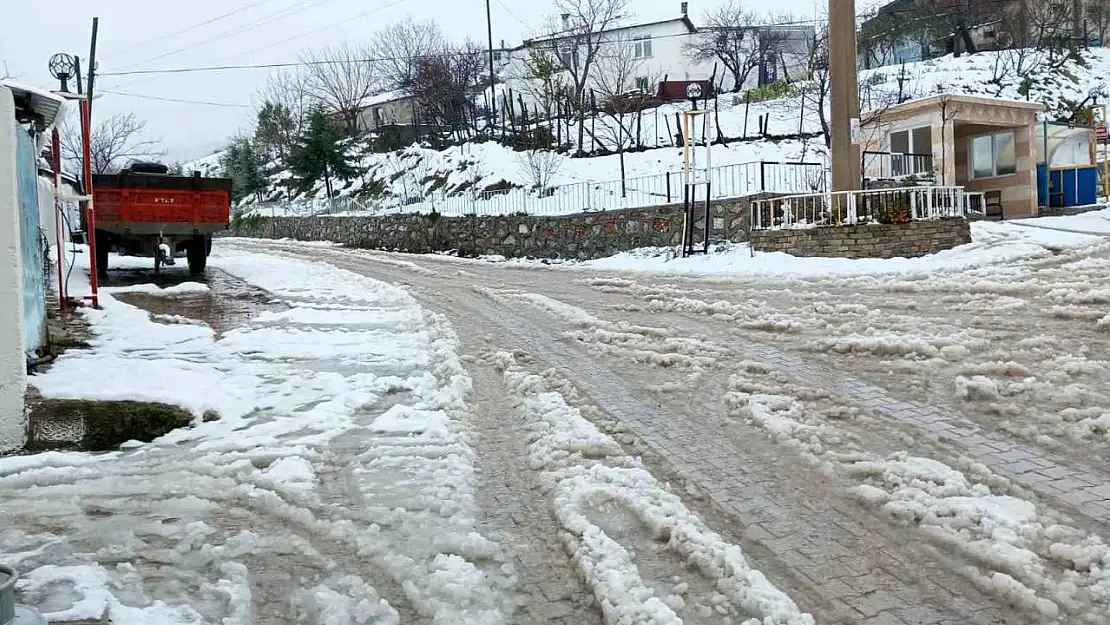 Çanakkale'de İl Özel İdare ekipleri karla kaplı köy yollarını açıyor