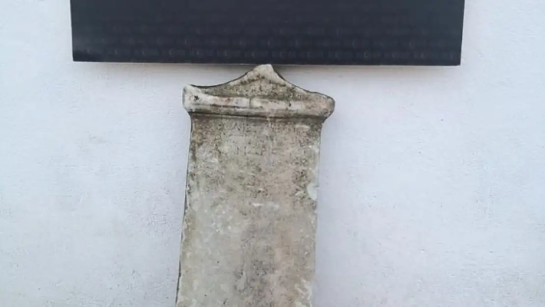 Çanakkale'de milatta önce 1. yüzyıla ait mezar steli ele geçirildi