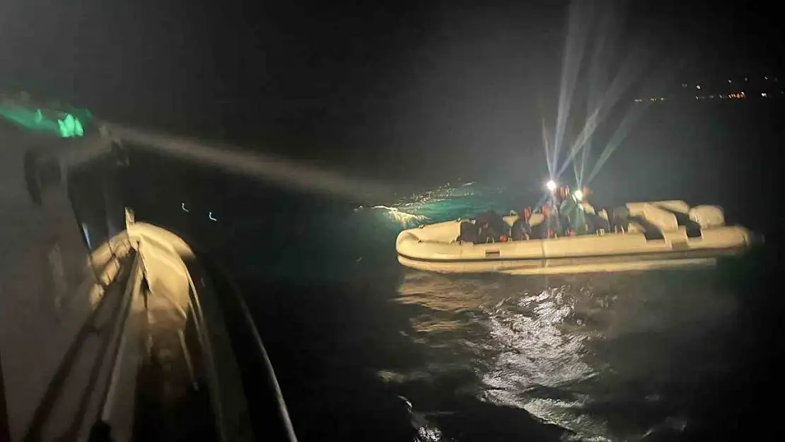 Çanakkale'de motoru arızalanan lastik botla sürüklenen 12 kaçak göçmen kurtarıldı