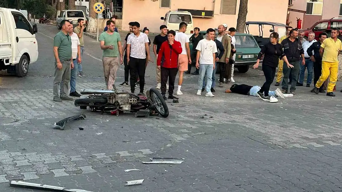 Çanakkale'de otomobil ile motosiklet çarpıştı: Kaza anı güvenlik kamerasına yansıdı