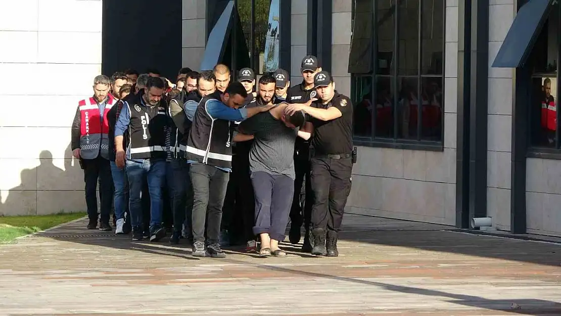 Çanakkale'de polis merkezi önünde 6 kişinin yaralandığı silahlı çatışmanın şüphelileri adliyeye sevk edildi