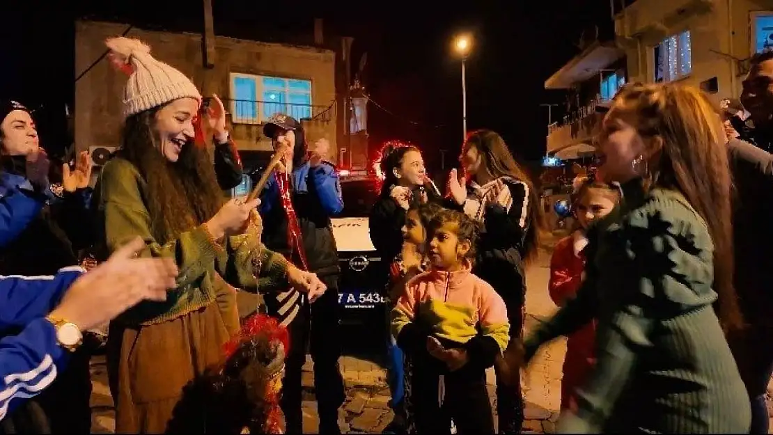 Çanakkale'de polislerden çocuklara yeni yıl sürprizi