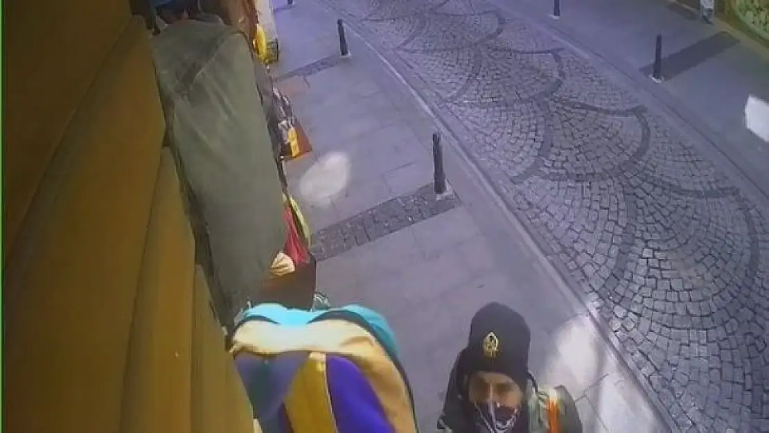 Çanakkale'de rahat tavırlarıyla güpegündüz çanta çalan hırsız pes dedirtti