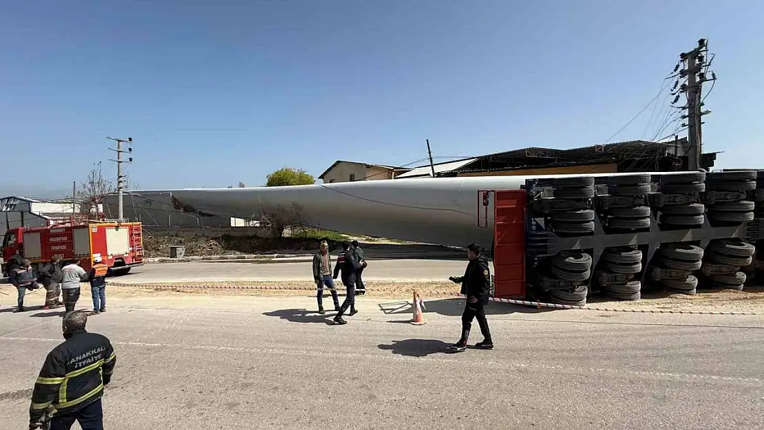 Çanakkale'de rüzgar gülü kanadı taşıyan tır devrildi