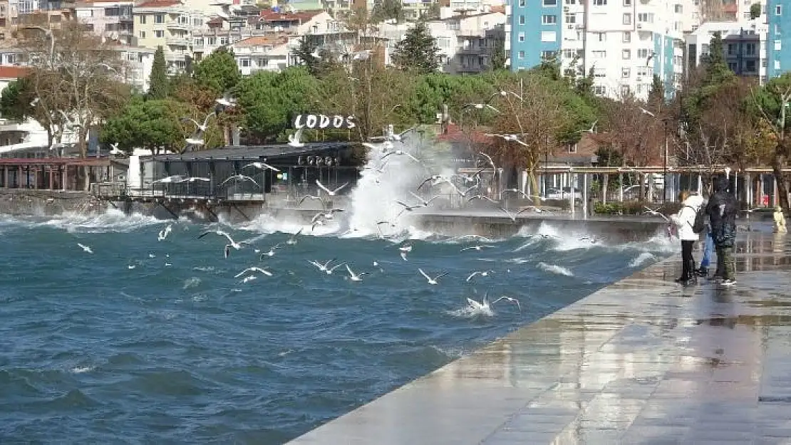 Çanakkale'de şiddetli lodos etkili oluyor