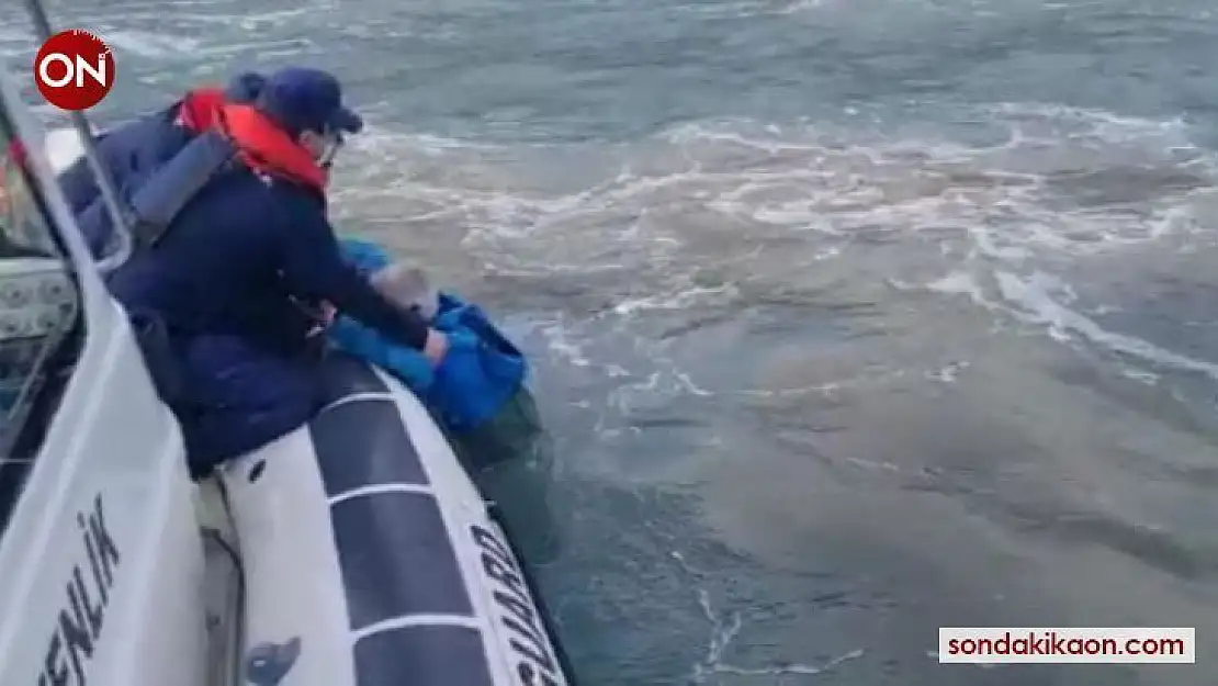 Çanakkale'de teknesi batan şahsı Sahil Güvenlik ekipleri kurtardı