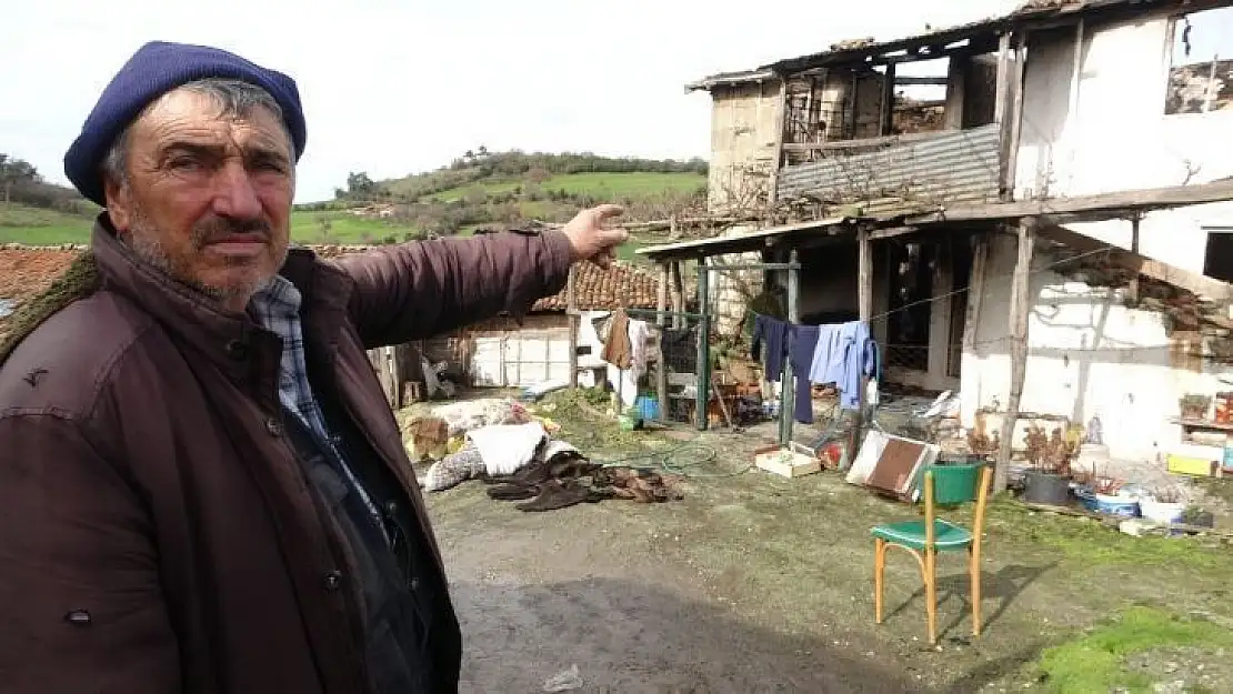 Çanakkale'de yıldırım düşen ev küle döndü, kadınlar gözyaşlarını tutamadı
