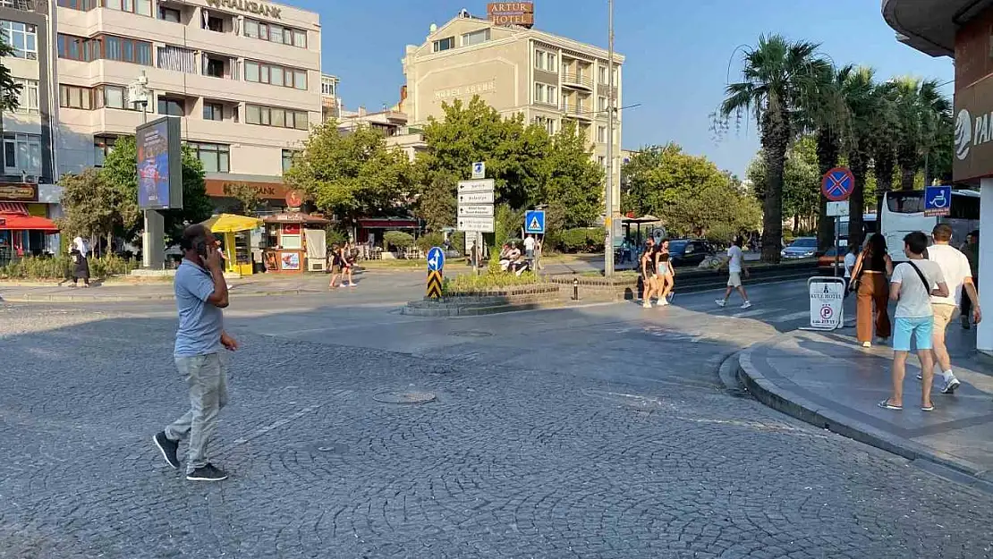 Çanakkale'deki deprem güvenlik kamerasına yansıdı