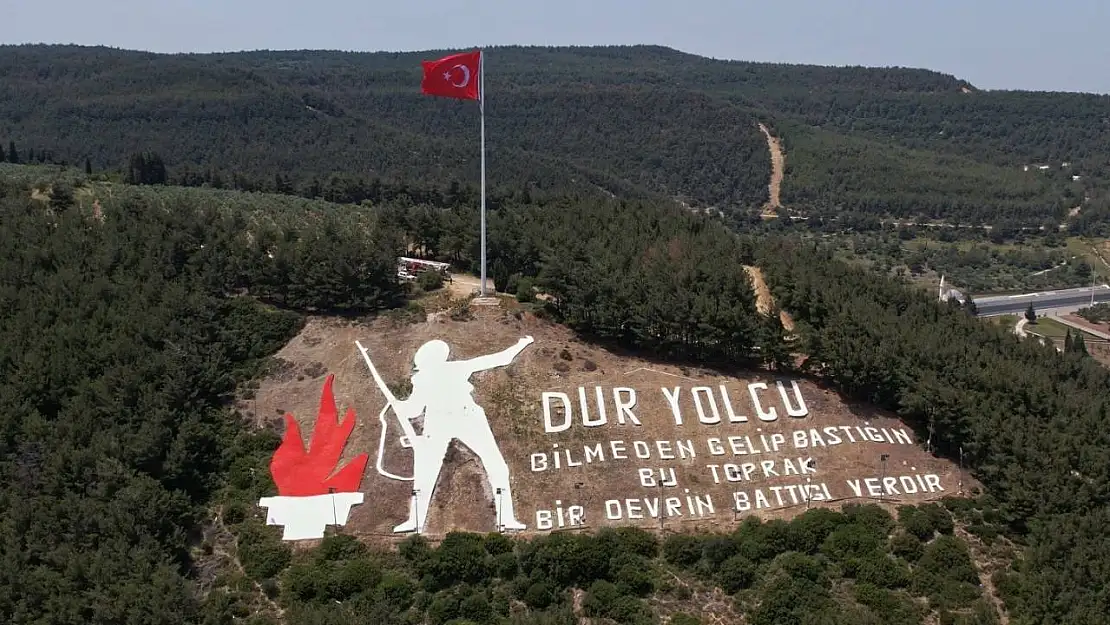 Çanakkale'nin simgesi 'Dur Yolcu' yazısının Türk bayrağı ve direği yenilendi