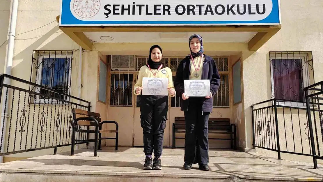 Çanakkale Savaşları'nın 110. yıl dönümü şiir ve hikaye dalı il birincileri Hisarcık Şehitler Ortaokulu'ndan