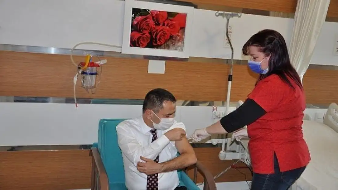 Çanakkale Valisi Aktaş Covid-19 aşısı oldu