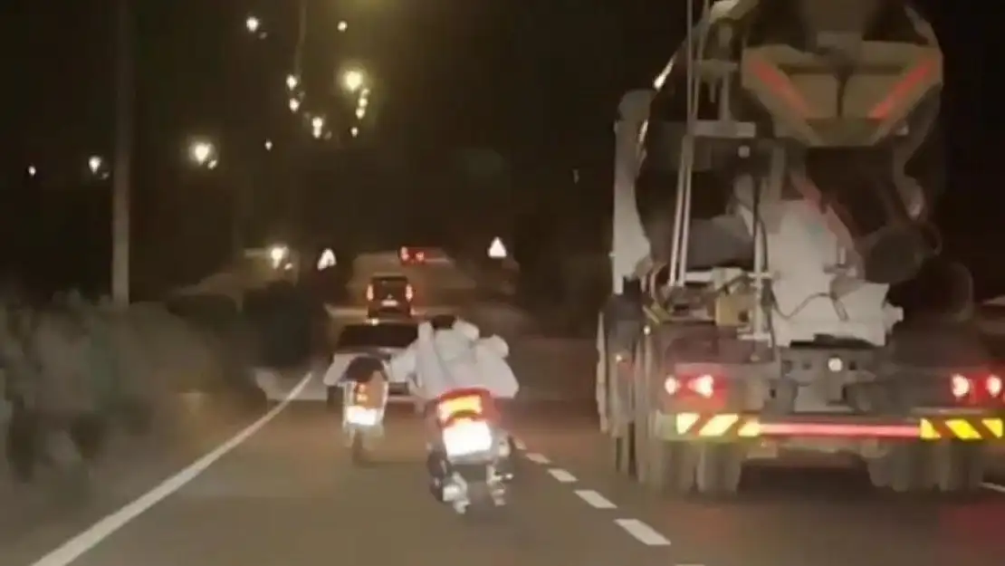Canları umurlarında olmadı, motosiklet üzerinde akrobasi hareketleri yaptılar