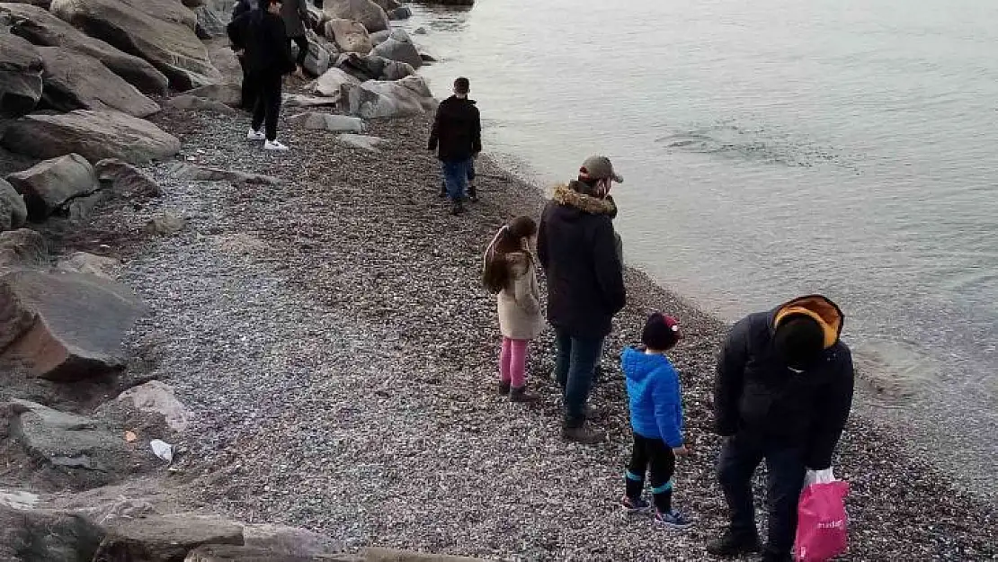 Çekilen deniz çocuklara eğlence mekanı oldu