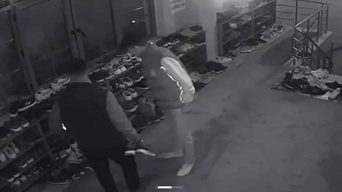 Cemaat namaza durdu, onlar ayakkabıların peşine düştü