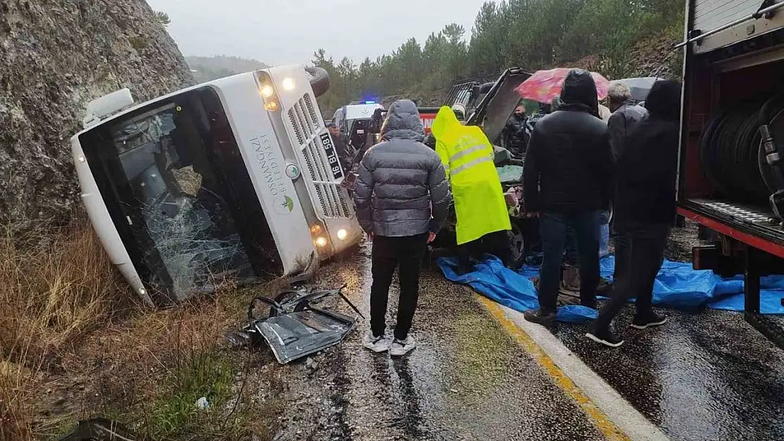 Cenazeye gidenleri taşıyan midibüs ile otomobil çarpıştı: 1 ölü, 3 yaralı…(düzeltme)