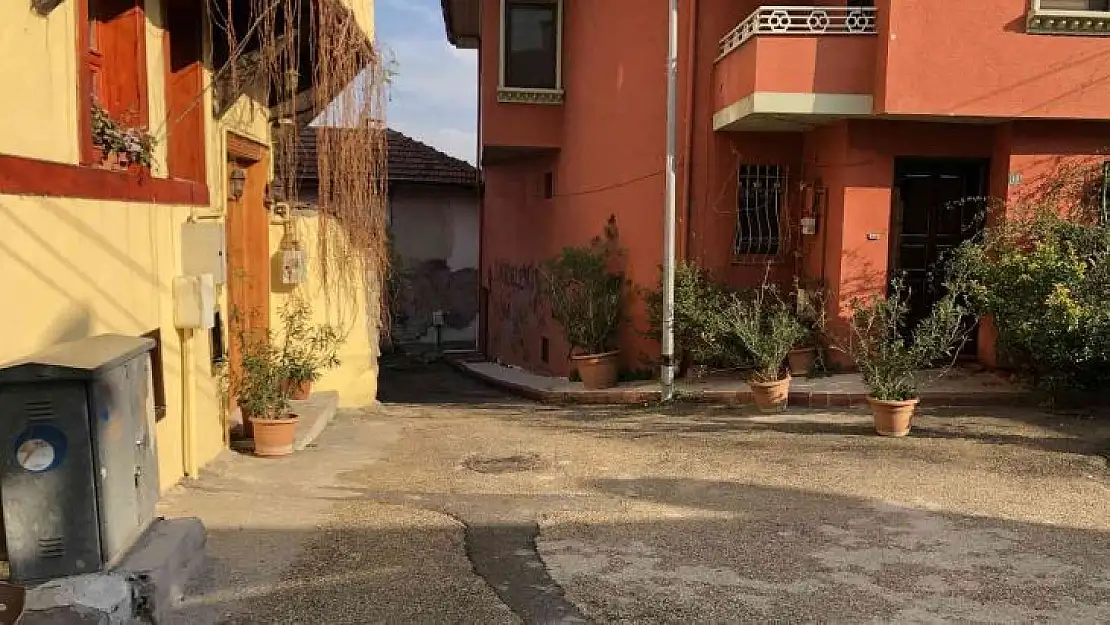 Cep telefonunu gasp etmeye çalışan adamı öldürdü