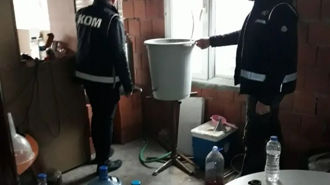 Çeşme'de kaçak içkiyi piyasaya sürmeye çalışan zanlıya suçüstü