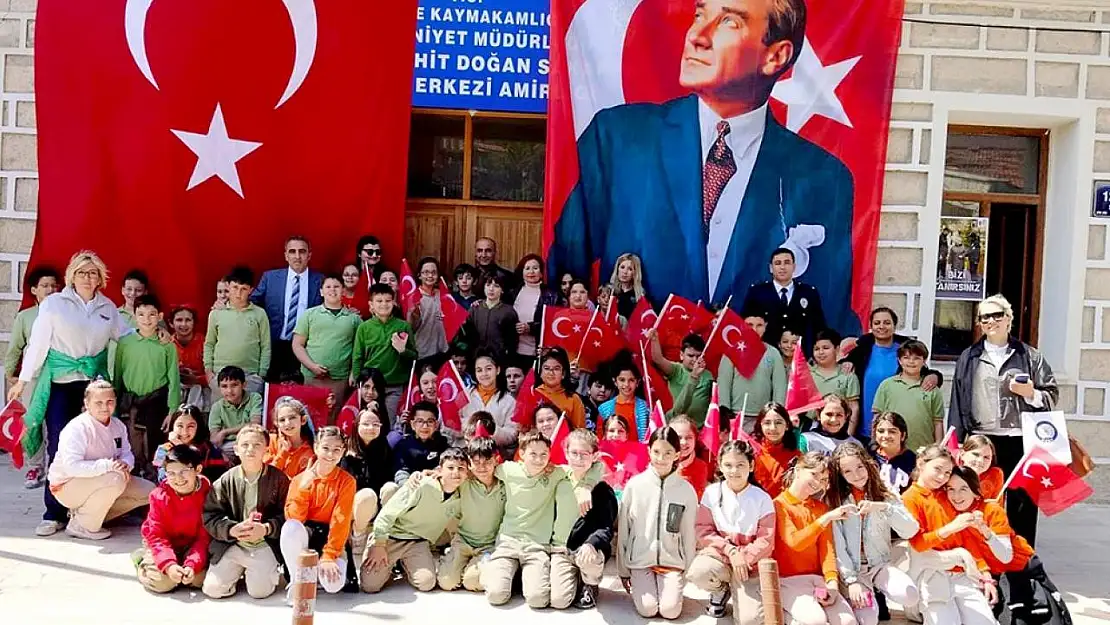 Çeşme'de minik kalplerden polislere anlamlı ziyaret