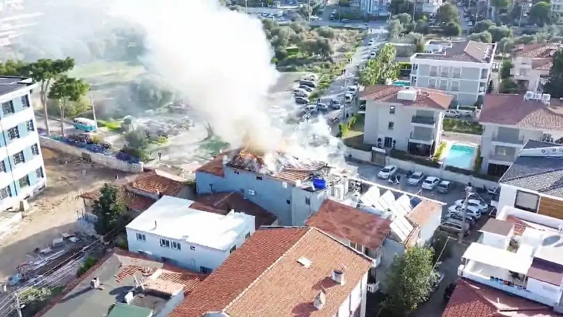 Çeşme'de motel yangını: Çatı alev alev yandı