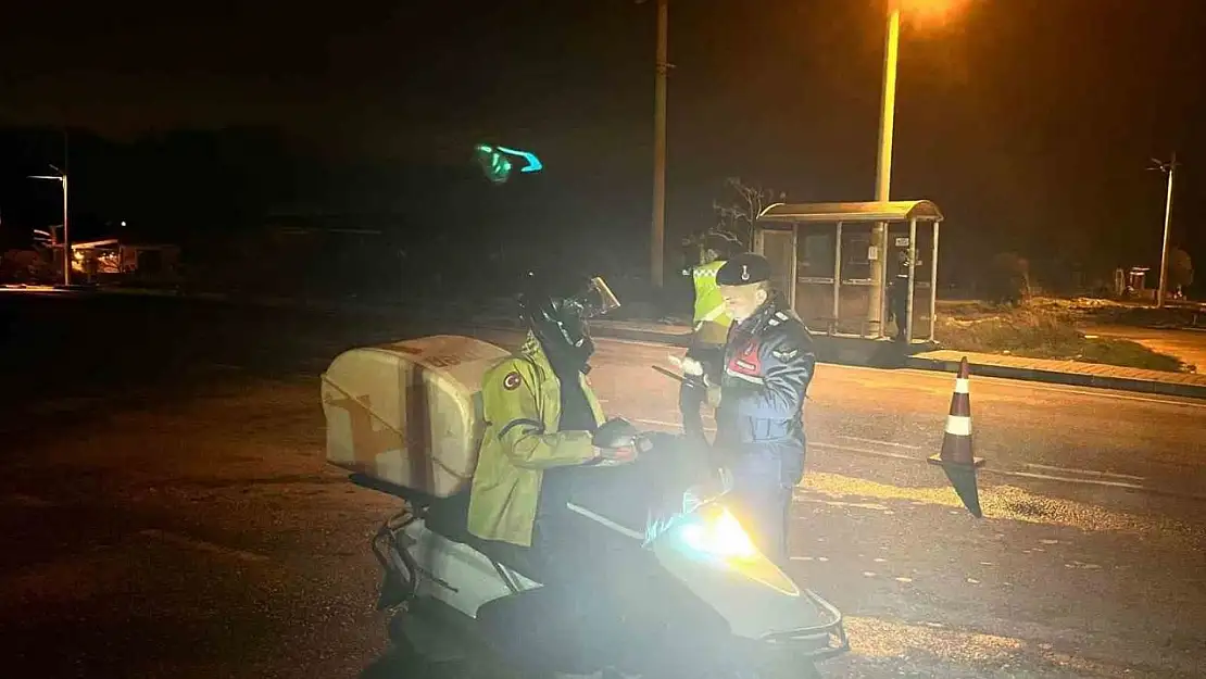 Çeşme'de polis ve jandarma ekiplerince sıkı denetim