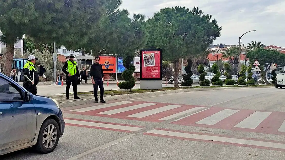 Çeşme'de yayalara öncelik uygulamaları devam ediyor