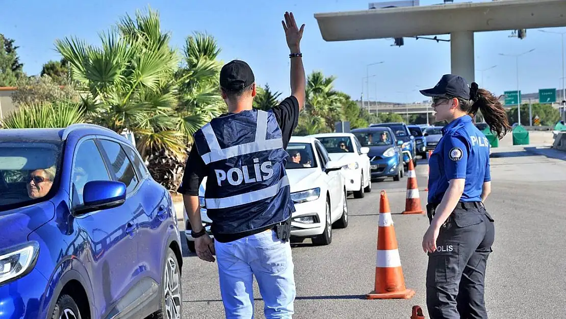 Çeşme'ye tatilde 288 bin araç giriş yaptı