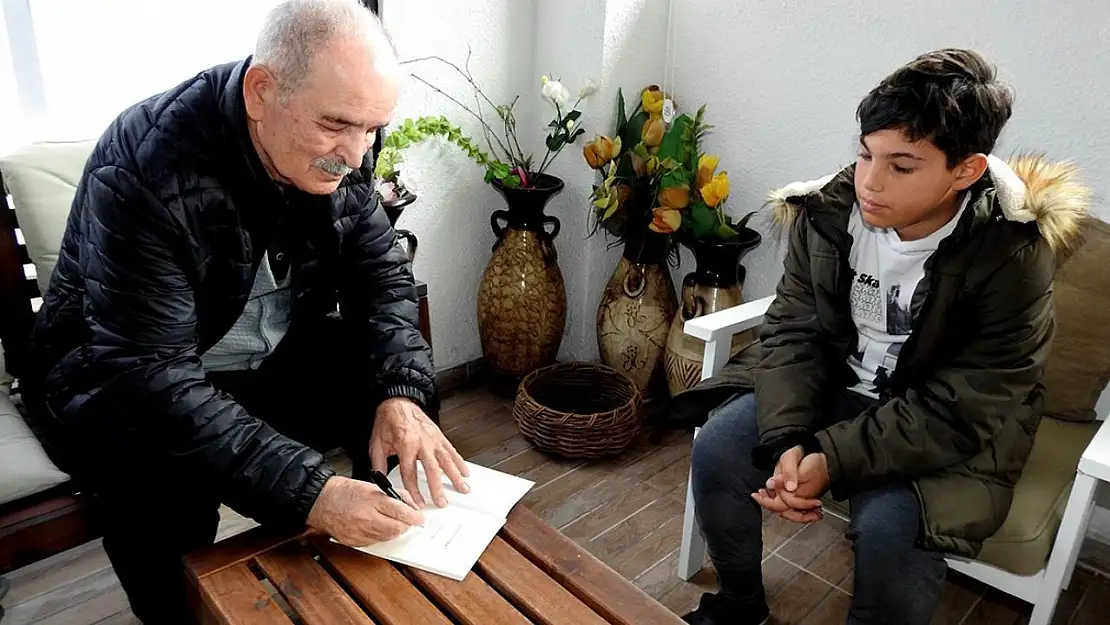 Çeşmeli çocuk kitapları yazarı, depremzede çocuklara kitaplarını imzaladı
