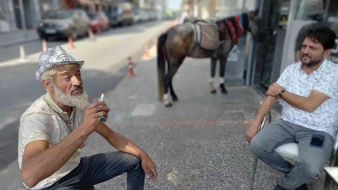 Cezalardan yılmayan atlı kovboy yeni atıyla sahnede