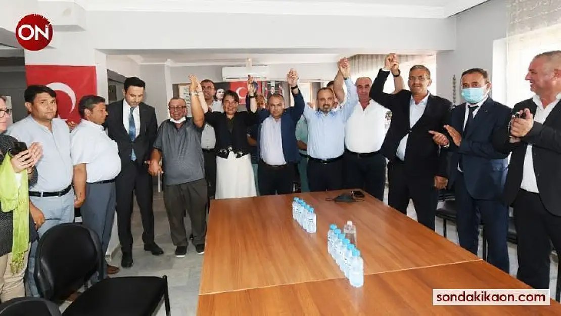 CHP'den AK Parti'ye geçen meclis üyelerine rozetleri takıldı