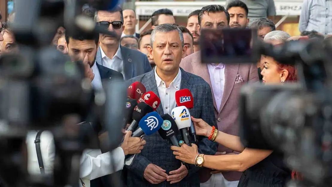 CHP Genel Başkanı Özel bayram namazını Manisa'da kıldı
