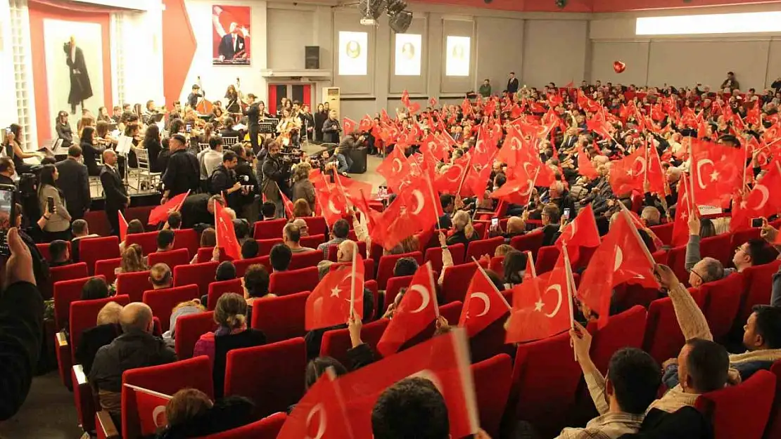 CHP Genel Başkanı Özel, Manisa'da senfoni konserine katıldı