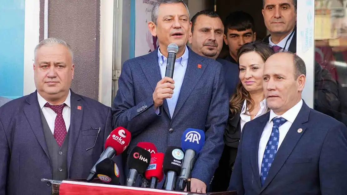 CHP Genel Başkanı Özel, Manisa'da ilçe belediyelerini ziyaret etti