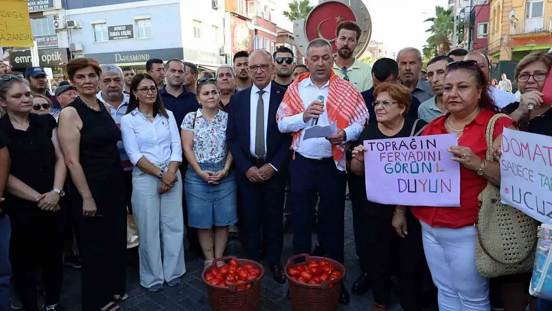 CHP'li başkan domates eylemine katılmayan çiftçiye sitem etti