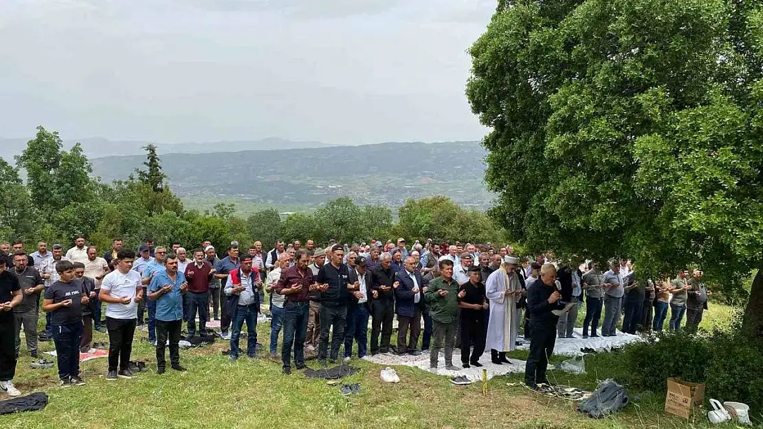 Çiftçiler bolluk ve bereket için Olcak Dede'de buluştu
