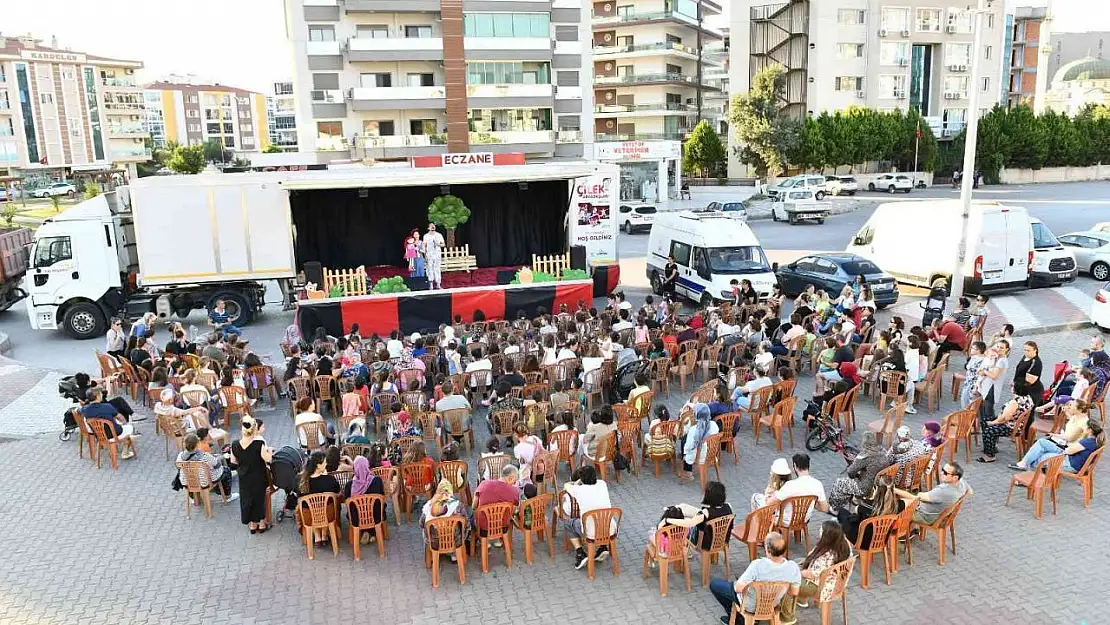 Çiğli Belediyesi tiyatro tırı mahalle turuna çıktı