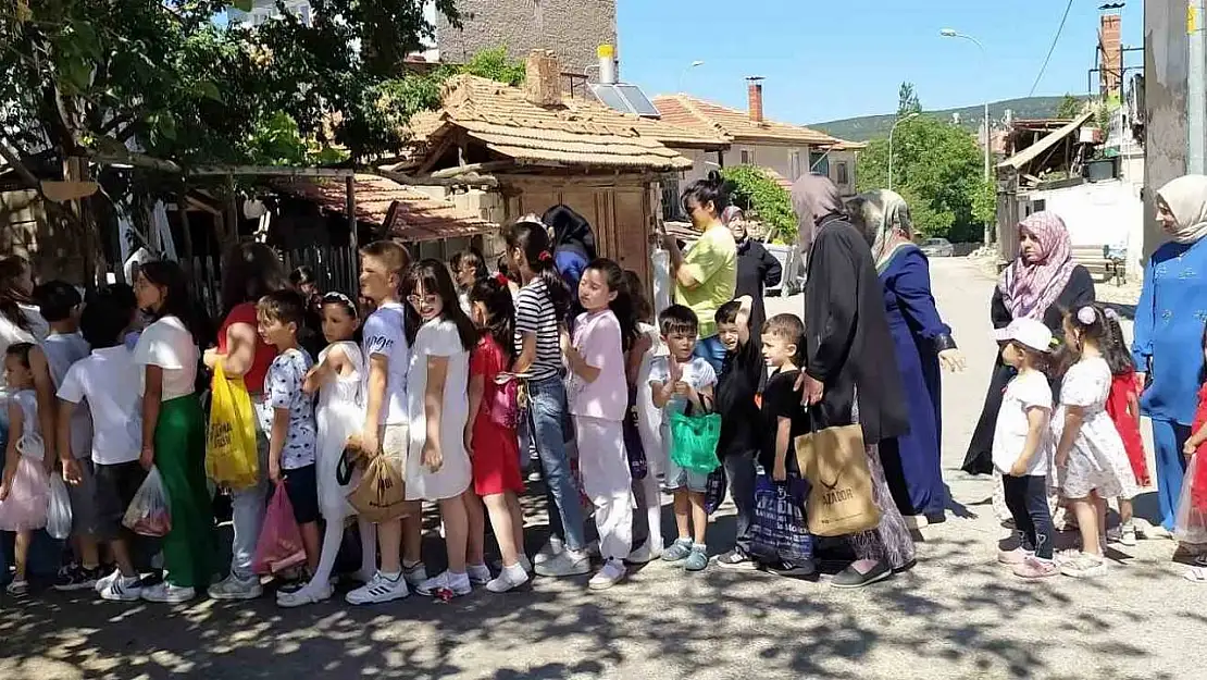 Çocuklar bayram adağı kuyruğunda