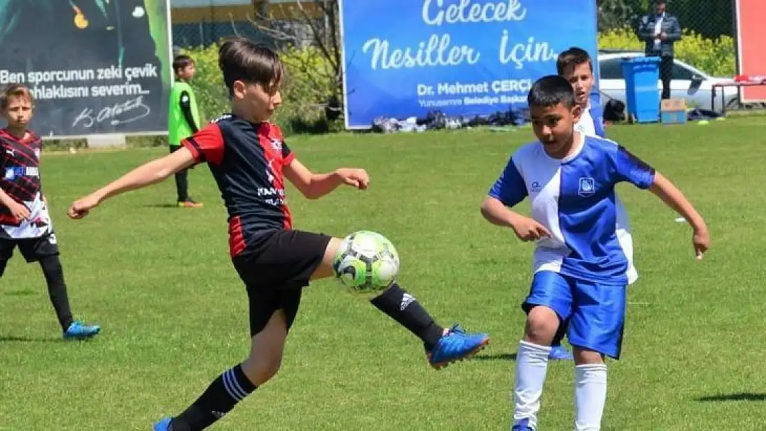 Çocuklar Yunusemre Bahar Futbol Turnuvasında eğlendi