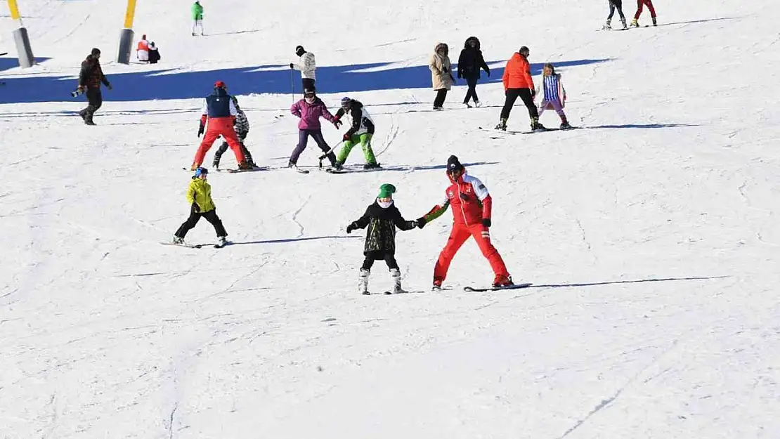 Çocukların kayak yapma mutluluğu