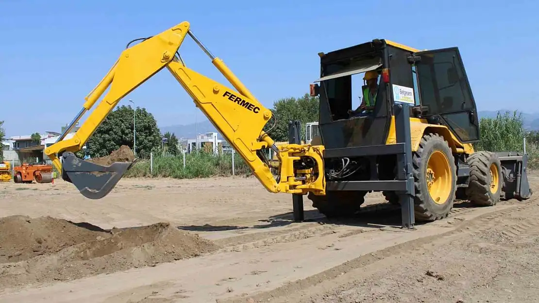 Çocukluk hayali olan kepçe operatörlüğünü gerçeğe dönüştürdü