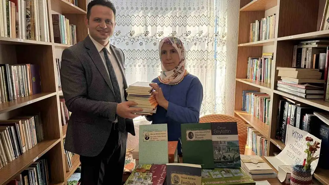 Çocukluk hayalini gerçeğe dönüştürdü, öğrencilere kitap sevgisini aşılıyor