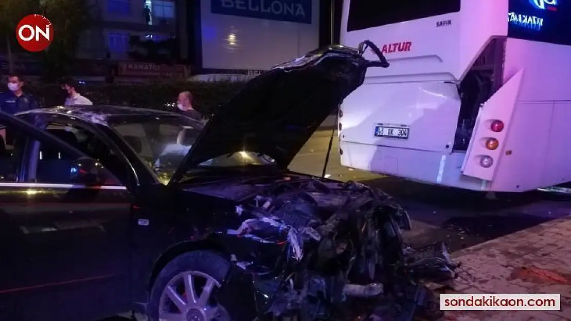 Çöp konteynerleri ile aydınlatma direğine çarpan otomobil takla attı: 1 yaralı
