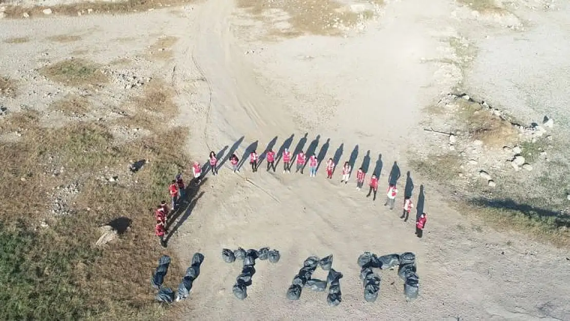 Çöplerle 'Utan' yazdılar